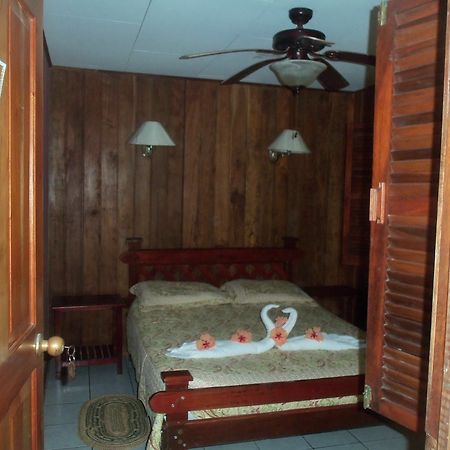 Miss Junies Lodge Тортугеро Экстерьер фото